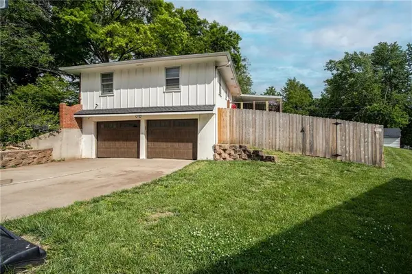 6443 Larsen LN, Shawnee, KS 66203