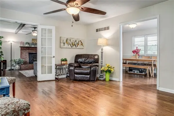 6443 Larsen LN, Shawnee, KS 66203