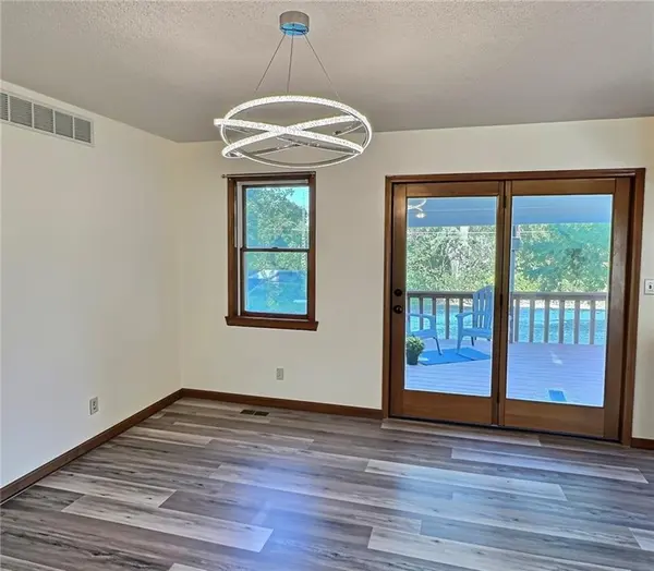 1232 N Tucker ST, Nevada, MO 64772