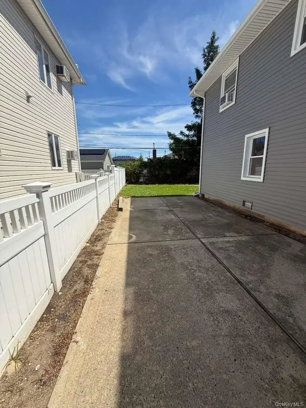 47 Newport RD, Island Park, NY 11558