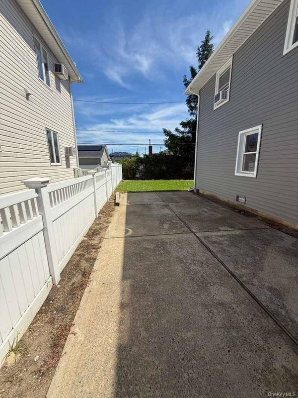 47 Newport RD, Island Park, NY 11558