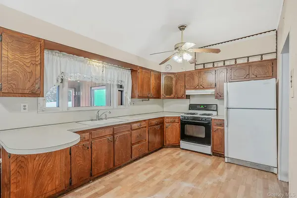 35 Gwendolyn PL, East Islip, NY 11730