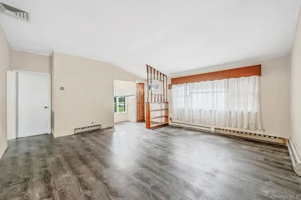 35 Gwendolyn PL, East Islip, NY 11730