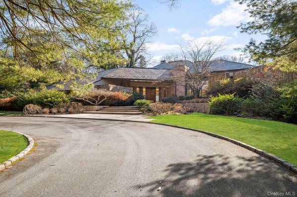 101 Wheatley RD, Old Westbury, NY 11568