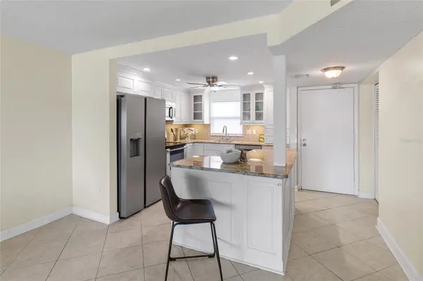 4775 COVE CIR #202, St Petersburg, FL 33708
