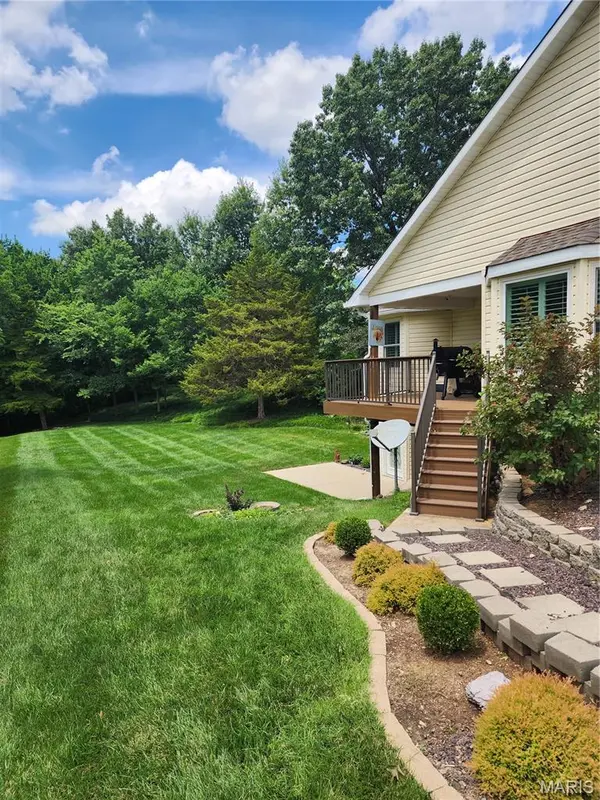 1 Big Bluff CT, St Charles, MO 63304