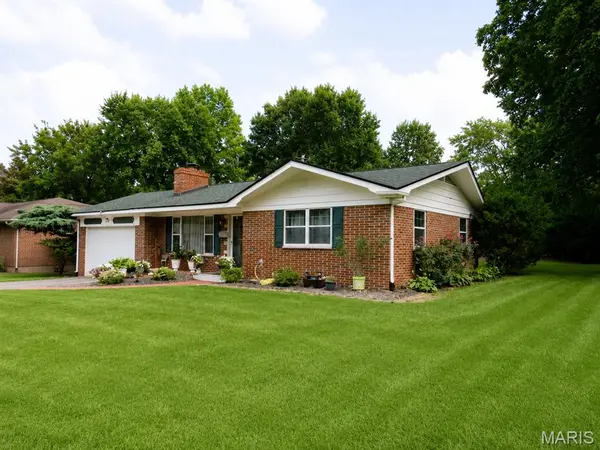 414 Brittany LN, Belleville, IL 62223