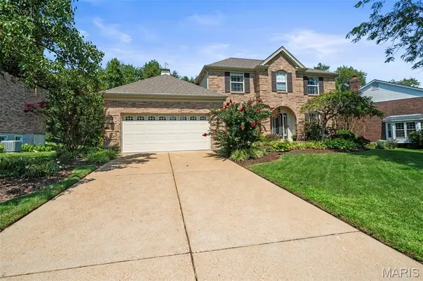70 Log Hill LN, Ballwin, MO 63011