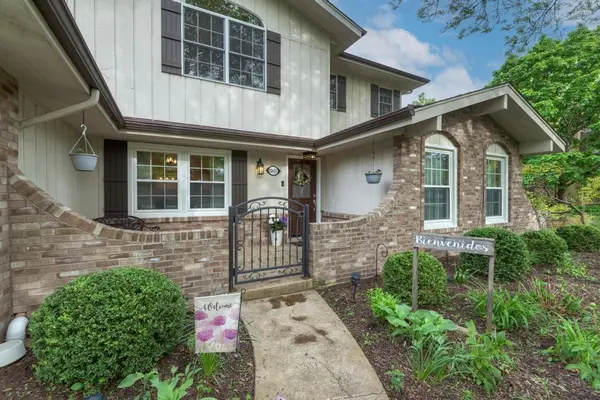 10S607 Glenn DR, Burr Ridge, IL 60527