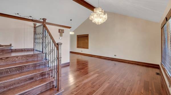 9041 Sunrise LN, Orland Park, IL 60462
