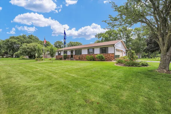 102 Sharon DR, Mahomet, IL 61853
