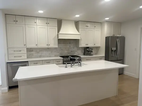 8425 W Sunnyside AVE, Chicago, IL 60656