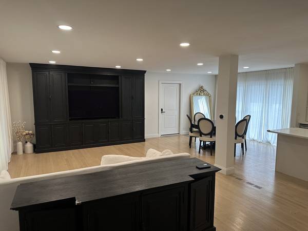 8425 W Sunnyside AVE, Chicago, IL 60656