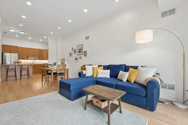 2555 W Leland AVE #203, Chicago, IL 60625