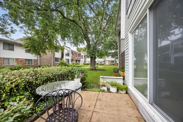 2720 Mitchell DR #4, Woodridge, IL 60517