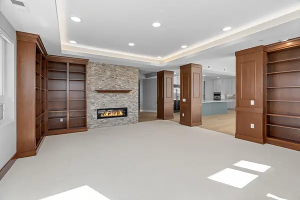 1 Hill Farm RD #306, North Oaks, MN 55127