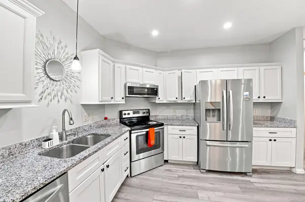 410 Hickory LN N, Oakdale, MN 55128