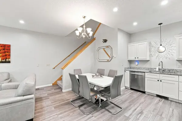 410 Hickory LN N, Oakdale, MN 55128