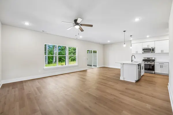 1048 Stagecoach Dr, White House, TN 37188