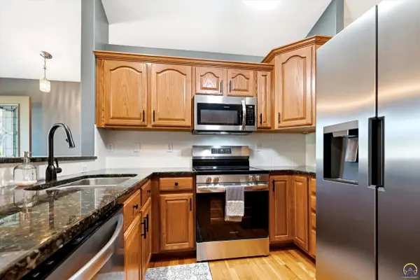1126 SW Red Oaks CT, Topeka, KS 66615