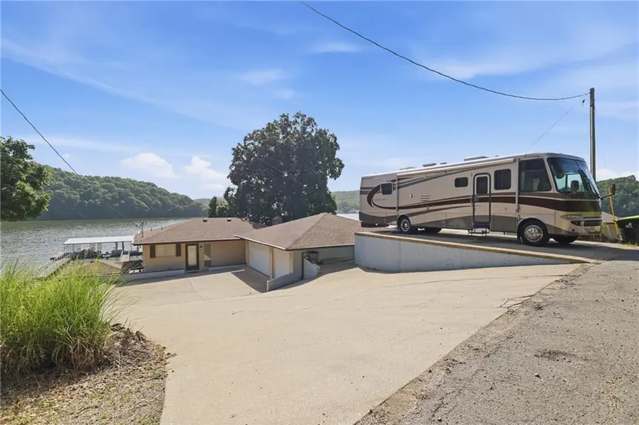 1166 Fowlers PT, Camdenton, MO 65020