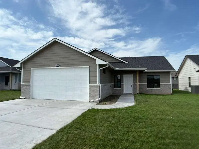 8980 E FORBES CIR, Bel Aire, KS 67226