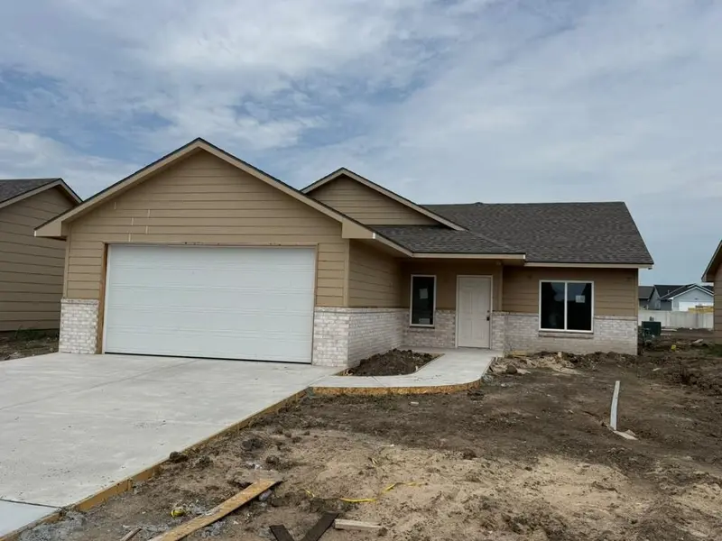 8962 E Joshua St, Bel Aire, KS 67226