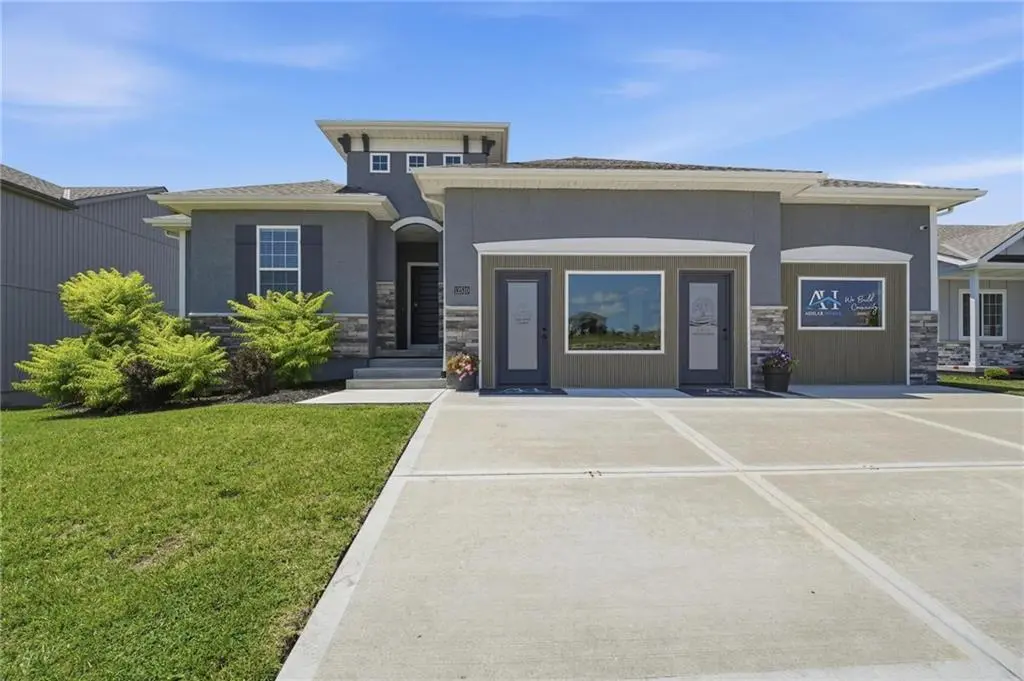 12510 S Parkwood LN, Lee's Summit, MO 64086