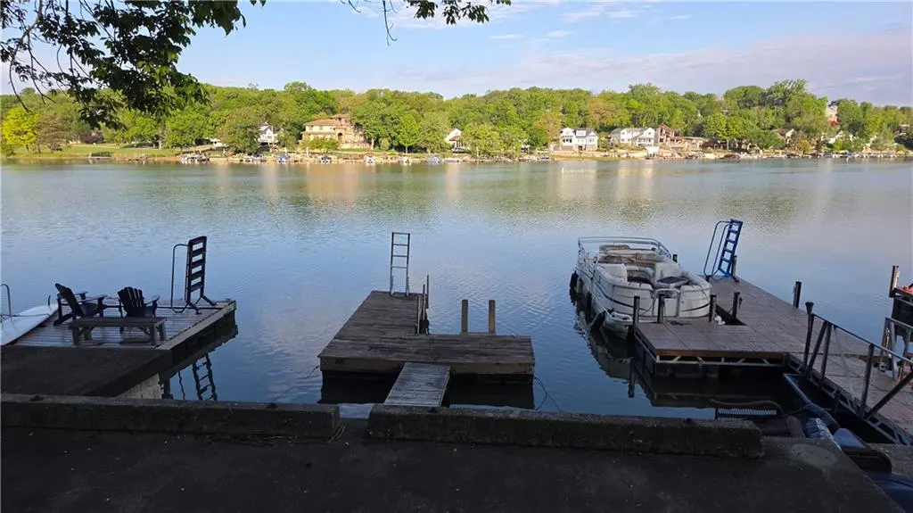 250 Arapahoe CIR #E, Lake Quivira, KS 66217