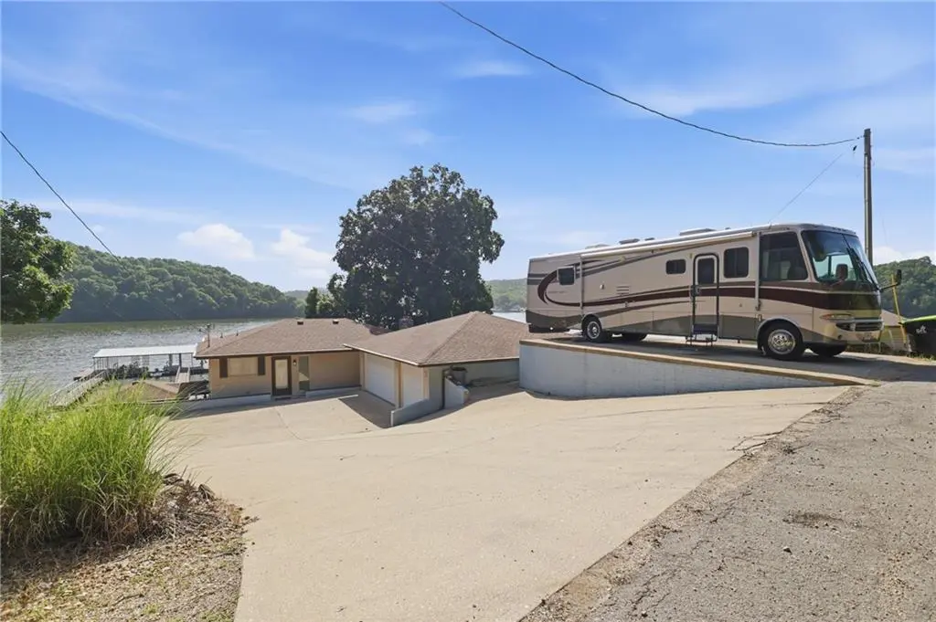 1166 Fowlers PT, Camdenton, MO 65020