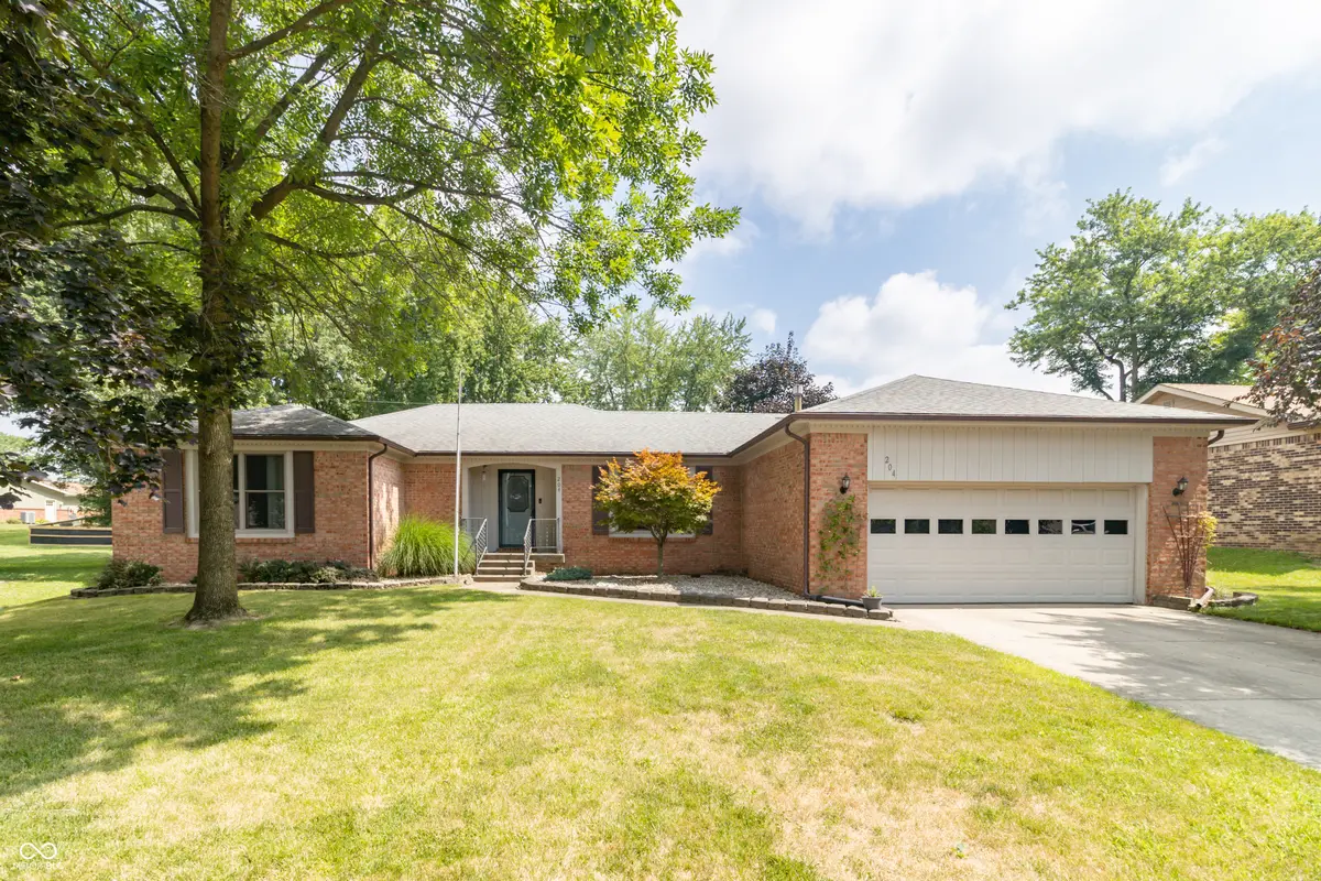 204 Creek Wood DR, Greenfield, IN 46140
