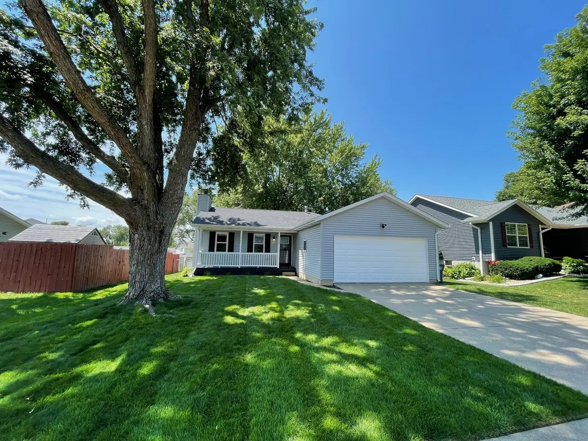 6616 Cresthill DR, Davenport, IA 52806