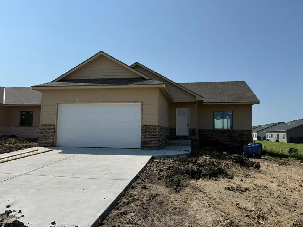 8955 E Joshua St, Bel Aire, KS 67226