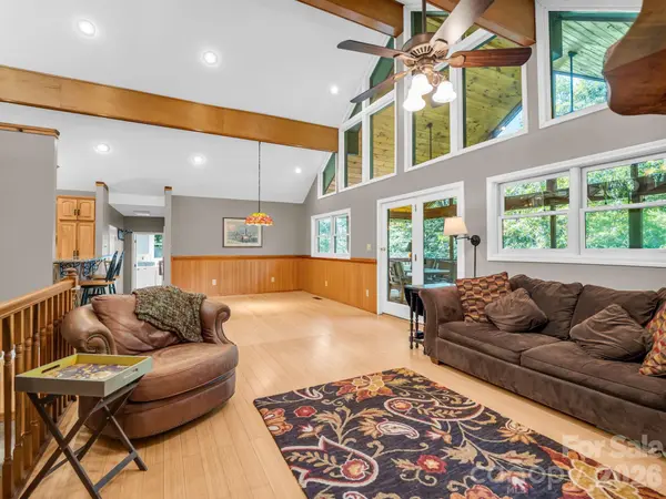 203 Treetops LN, Lake Lure, NC 28746