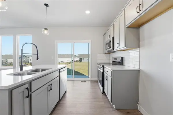 12426 S Aspen LN, Lee's Summit, MO 64086