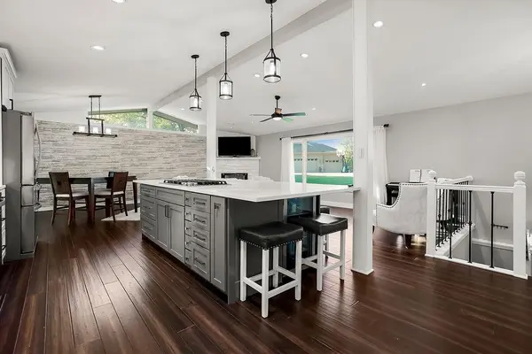 250 Arapahoe CIR #E, Lake Quivira, KS 66217