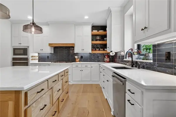 4416 W 77th ST, Prairie Village, KS 66208