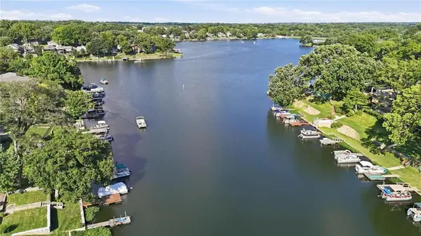 859 NW South Shore DR, Lake Waukomis, MO 64151