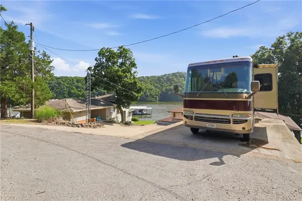 1166 Fowlers PT, Camdenton, MO 65020