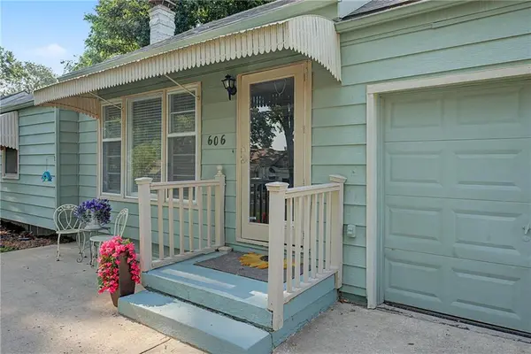 606 NE 43rd TER, Kansas City, MO 64116