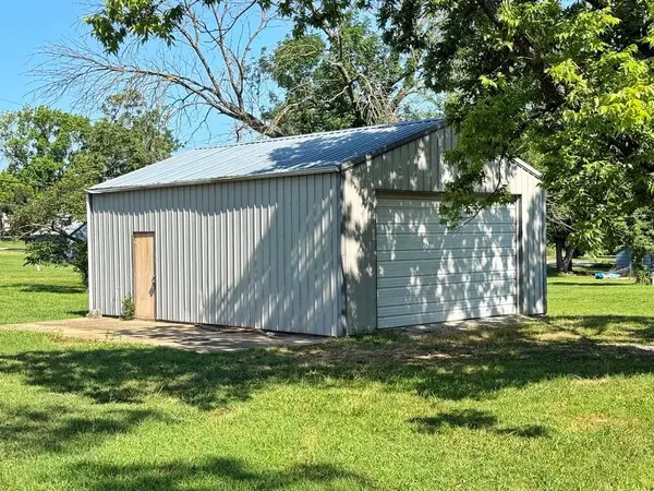 111 E Poplar ST, El Dorado Springs, MO 64744