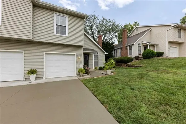 8506 W 109th TER, Overland Park, KS 66210