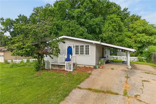 5902 N Garfield AVE, Kansas City, MO 64118