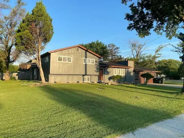 1103 Kasold DR, Lawrence, KS 66049