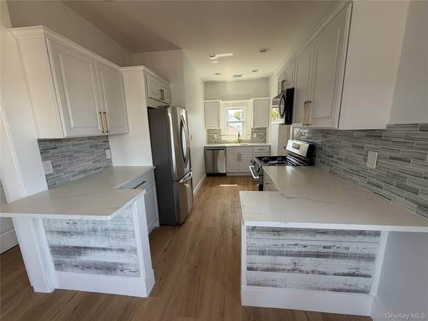 1006 Pennsylvania Ave upper, Island Park, NY 11558