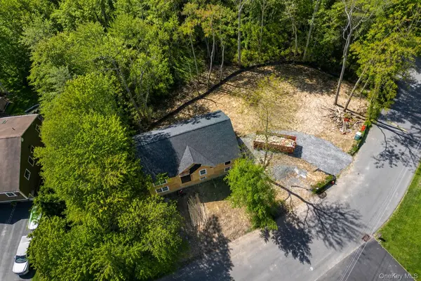 24 Deer Run RD, Poughkeepsie, NY 12603