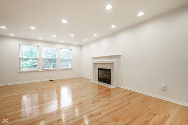 16604 Lakeville XING, Westfield, IN 46074