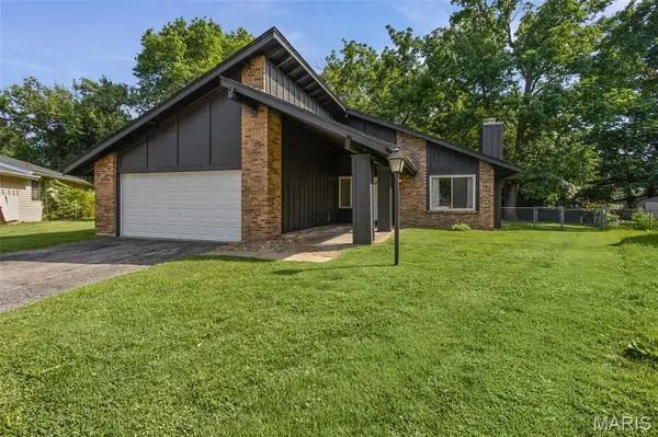 1284 Kew Gardens DR, Florissant, MO 63031