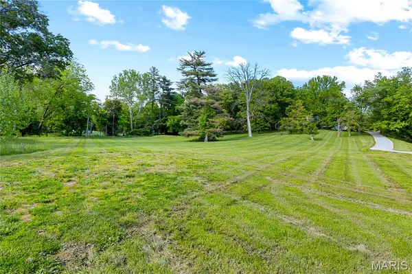 900 Weidman RD, Town And Country, MO 63017