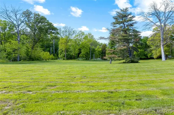 900 Weidman RD, Town And Country, MO 63017